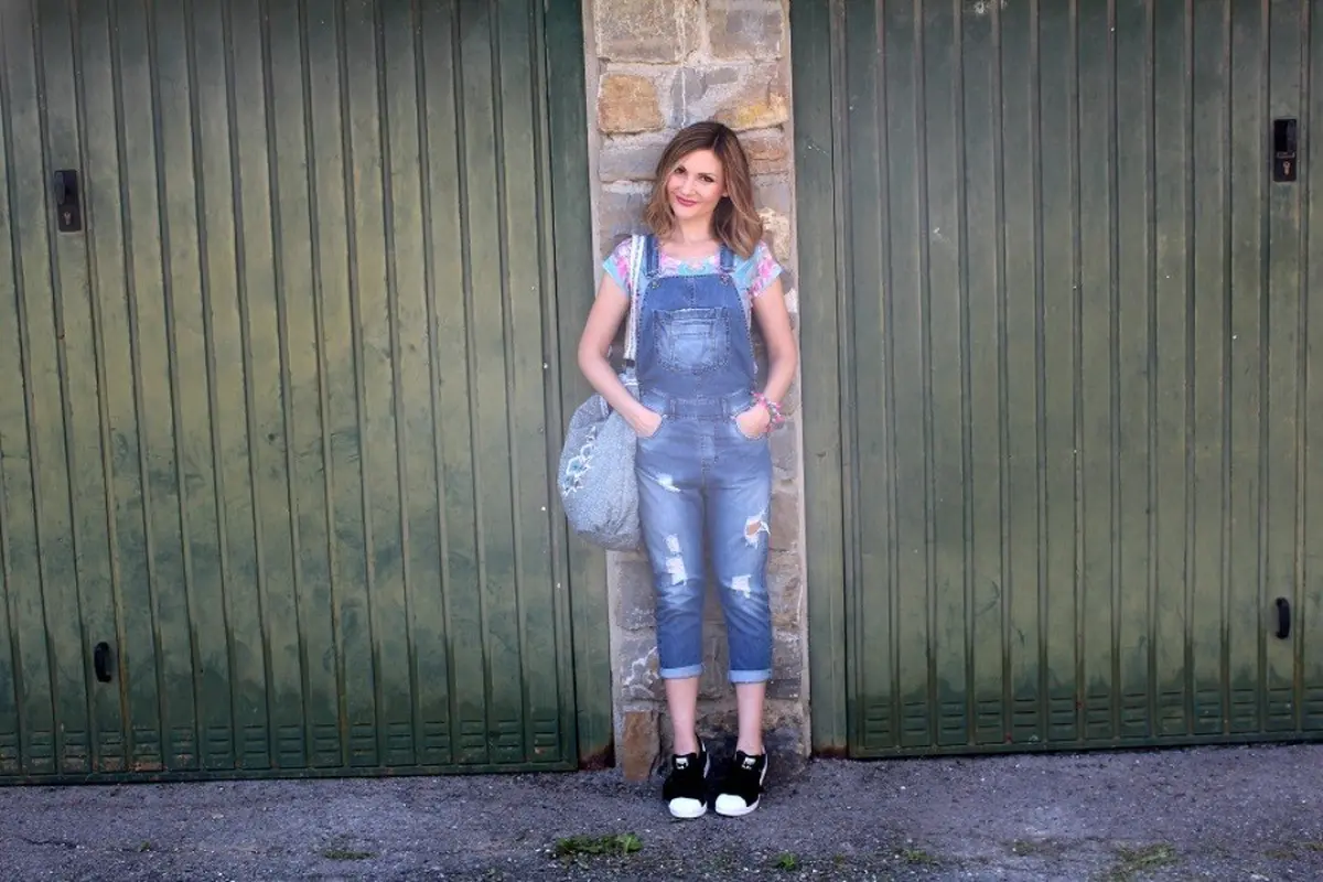 10 Outfit yang Dijamin Hits Abis dengan Overall Denim