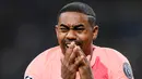 Gelandang Barcelona, Malcom, merayakan gol yang dicetaknya ke gawang Inter Milan pada laga Liga Champions di Stadion San Siro, Milan, Selasa (6/11). Kedua klub bermain imbang 1-1. (AFP/Marco Bertorello)