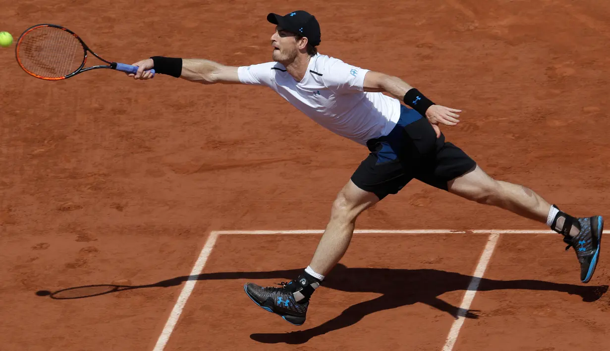 Aksi Andy Murray saat berusaha mengembalikan bola ke petenis Slowakia Martin Klizan saat pertandingan putaran kedua Prancis Terbuka di Roland Garros stadium, Paris, (1/6). Murray menang atas Klizan 6-7, 6-2, 6-2, 7-6. (AP Photo/Petr David Josek)