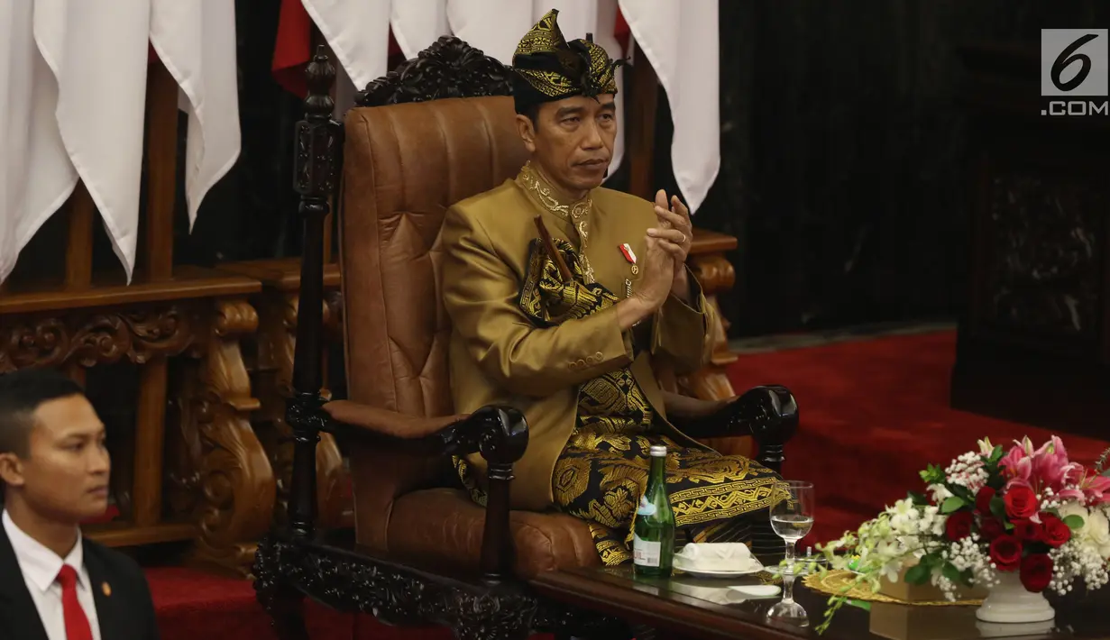 Presiden Joko Widodo dengan baju adat suku Sasak NTB menyampaikan pidato kenegaraan dalam Sidang Bersama DPD-DPR di Kompleks Parlemen, Senayan, Jakarta, Jumat (16/8/2019). Setelah sidang tahunan MPR 2019 berakhir, agenda berlanjut ke sidang bersama DPD-DPR. (Liputan6.com/Johan Tallo)