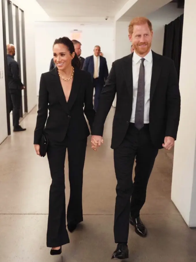 Adu Gaya Kate Middleton dan Meghan Markle Pakai Blazer di Saat Bersamaan, Mana yang Jadi Favorit?