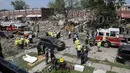 Petugas penyelamat bekerja dekat puing-puing usai ledakan di Baltimore, Maryland, Amerika Serikat, Senin (10/8/2020). Ledakan mengakibatkan tiga rumah hancur menjadi puing-puing. (AP Photo/Julio Cortez)