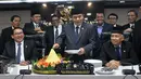 Ketua DPR Ade Komarudin (tengah) di dampingi Wakil Ketua DPR Fadli Zon , Agus Hermanto memotong tumpeng saat menghadiri acara peresmian ruang sidang Mahkamah Kehormatan Dewan yang baru, Senayan, Jakarta, Kamis (28/7). (Liputan6.com/Johan Tallo)