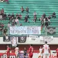 Galeri Foto Laga Persis Solo kontra Arema, Suporter Pasang Spanduk Tragedi Kanjuruhan (dok. Ivan Yoga Prtama/Dewi Divianta/Liputan6.com)