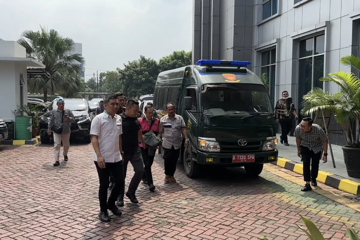 Tersangka kasus dugaan tindak pidana korupsi dalam pengelolaan tata niaga komoditas timah, Tamron alias Aon diserahkan Kejagung ke Kejari Jaksel.