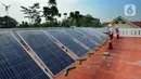 Siswa kompetensi keahlian Teknik Energi Surya Hidro dan Angin (TESHA) melakukan praktek perawatan solar panel di SMK Negeri 1 Kemang Bogor, Jawa Barat, Kamis (19/5/2022). Solar panel teserbut selain sebagai media pembelajaran siswa juga menghasilkan energi listrik yang digunakan untuk kebutuhan pasokan listrik di lab sekolah tersebut. (merdeka.com/Arie Basuki)