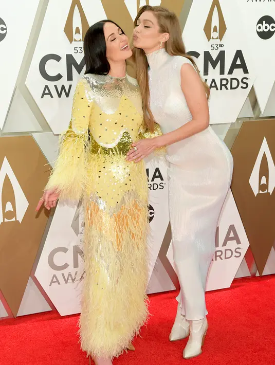 Model Gigi Hadid berpose dengan penyanyi Kacey Musgraves saat menghadiri CMA Awards tahunan ke-53 di Bridgestone Arena di Nashville, Tennessee (13/11/2019). (Jason Kempin/Getty Images/AFP)