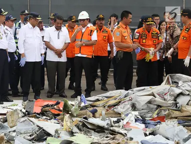 Dirut Lion Air Group Edward Sirait (tengah) saat melihat serpihan pesawat Lion Air JT 610 di Pelabuhan JICT 2, Jakarta, Selasa (30/10). Sejumlah barang ditemukan petugas dalam operasi pencarian. (Liputan6.com/Helmi Fithriansyah)