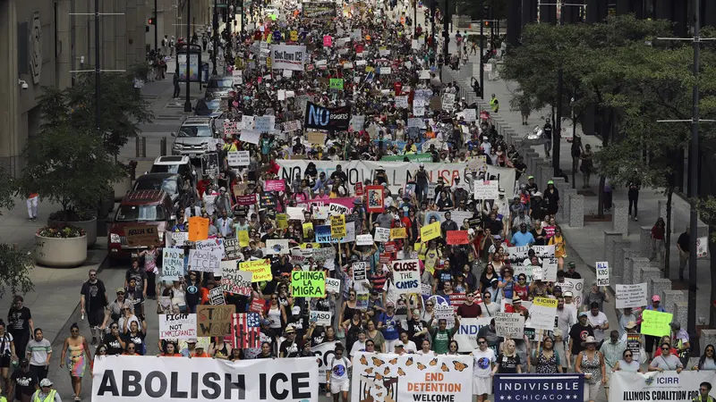 Ribuan demonstran berunjuk rasa menentang kebijakan imigrasi pemerintahan Donald Trump (AP/Abel Uribe)