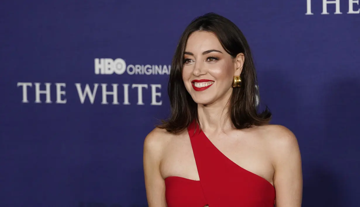 Aubrey Plaza berpose sambil tersenyum saat menghadiri Premiere Musim 2 Los Angeles Seri Asli HBO "The White Lotus" di Goya Studios di Los Angeles, California pada 20 Oktober 2022. Gaun mendesis alumni The Parks And Rec adalah desain satu bahu dengan potongan di bawah satu payudara. (AP Photo/Chris Pizzello)