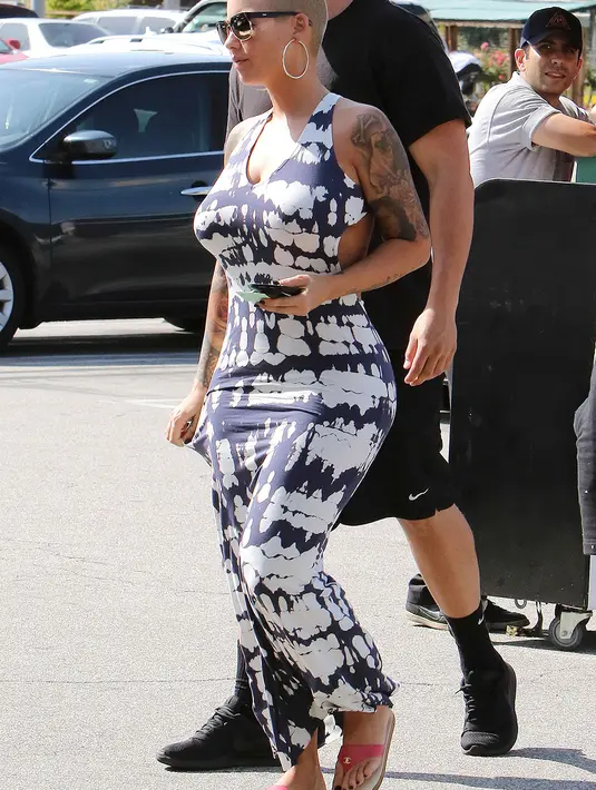Ingin pergi pedicure, Amber Rose memilih jalan-jalan dengan sandal jepitnya. (BROADIMAGE/REX/Shutterstock/HollywoodLife)