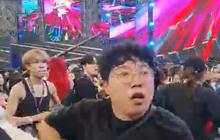Dorong Staf Sampai Jatuh Hingga Acungkan Jari Tengah, Ini 10 Potret Oknum Penjual Foto Idol Bikin Rusuh Golden Disc Awards 2024 Jakarta