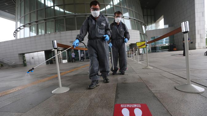 Pekerja menyemprotkan desinfektan sebagai tindakan pencegahan terhadap virus corona di Museum Nasional Korea di Seoul, Korea Selatan, Rabu (22/7/2020). Museum ini dibuka kembali pada Rabu (22/7) setelah ditutup selama dua bulan akibat pandemi Covid-19. (AP Photo/Ahn Young-joon)