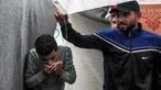 Salah satu pengungsi menggunakan tangan untuk meminum air hujan yang menetes dari atap tenda pengungsian yang dikelola oleh Badan Bantuan dan Pekerjaan Perserikatan Bangsa-Bangsa (PBB) untuk Pengungsi Palestina di Rafah, Jalur Gaza Selatan pada 14 November 2023. (SAID KHATIB/AFP)
