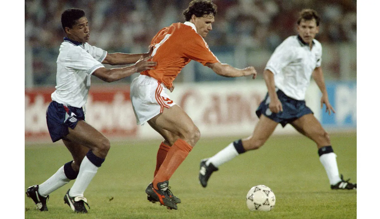 Legenda Asal Belanda,Marco Van Basten (tengah) pernah meraih tiga kali Ballon d'Or yaitu pada tahun1988,1989 dan 1992.  (AFP Photo/STF)