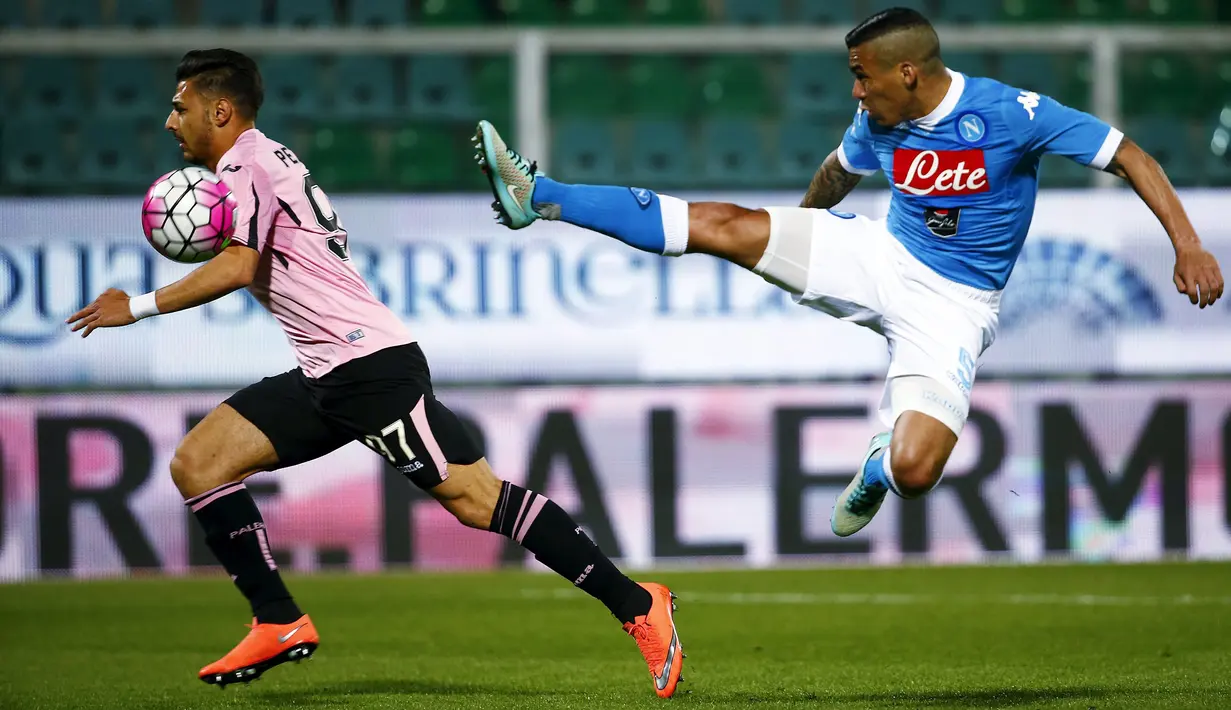 Pemain Palermo Giuseppe Pezzella (kiri) bereaksi saat berebut bola dengan pemain Napoli, Allan, dalam lanjutan Serie A Italia di Stadion Renzo Barbera, Palermo, Minggu (13/3/2016). (Reuters/Tony Gentile)