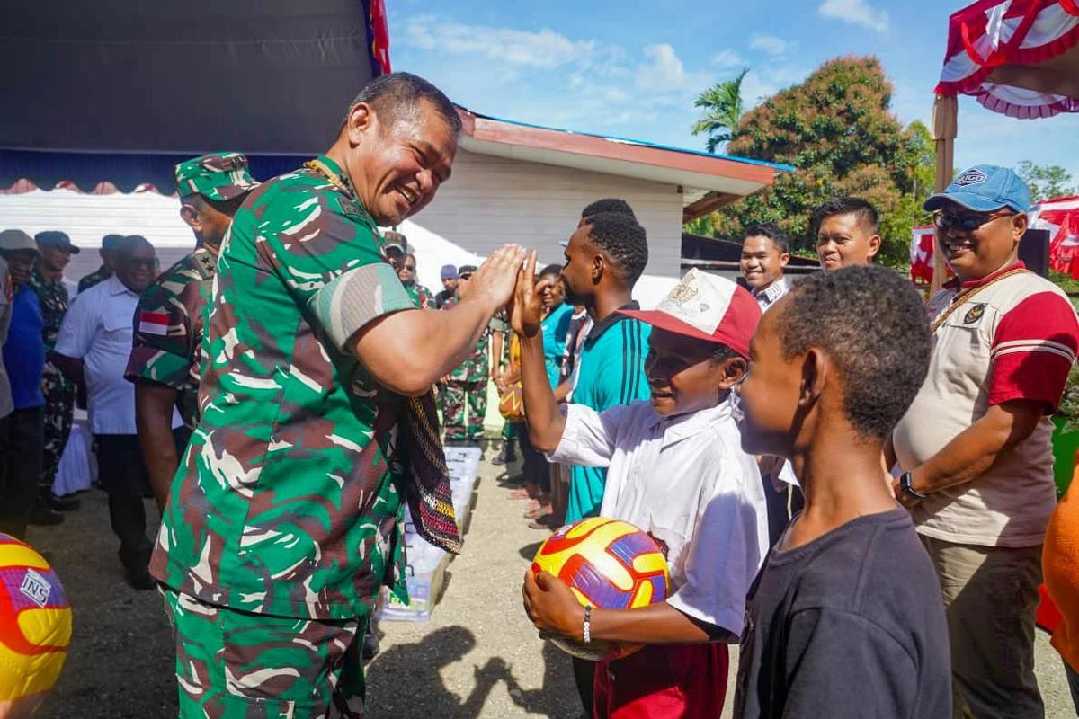 FOTO: Momen Hangat Jenderal Maruli Saat Menyapa Anak-Anak Papua