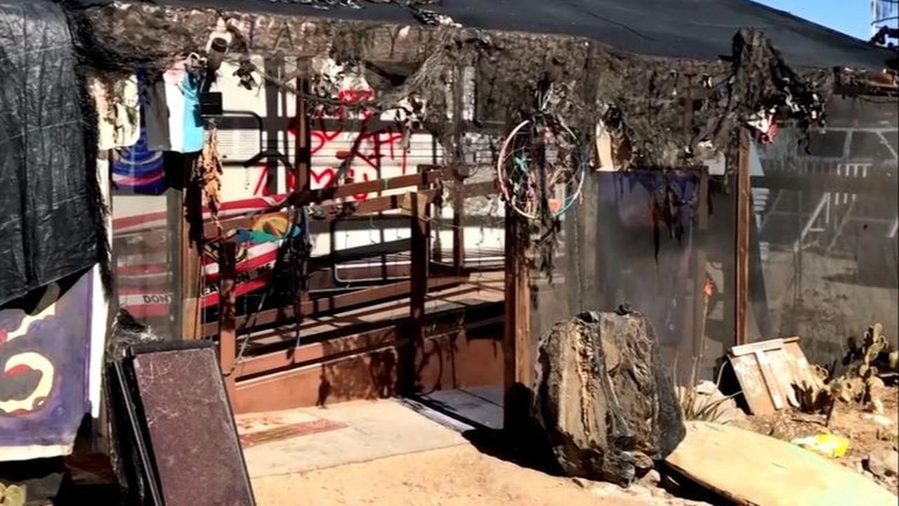 Slab City tidak memiliki akses air yang mengalir dan tidak ada tempat pembuangan sampah.