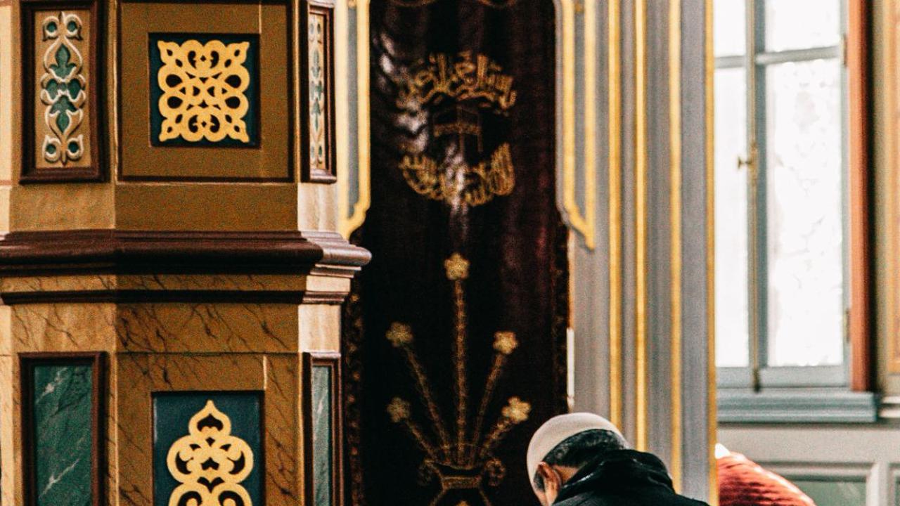 <b>Keutamaan Membaca Shalawat</b>