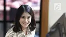 Penyanyi Ashira Zamita tersenyum saat pemotretan di kantor KLY, Gondagdia, Jakarta, Senin (1/10). Single "Ku Cinta Nanti", karya pencipta lagu Bemby Noor bergenre sweet pop. (Liputan6.com/Herman Zakharia)