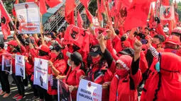 Kader PDIP Jakarta Timur berunjuk rasa di depan Polres Jaktim, Kamis (25/6/2020). Ratusan massa simpatisan dan kader PDIP melakukan long march ke Mapolrestro Jakarta Timur untuk menuntut pembakaran bendera partainya pada aksi di depan DPR, Rabu 24 Juni 2020. (Liputan6.com/Johan Tallo)