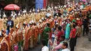 Sejumlah pasangan calon pengantin berbaris saat mengikuti upacara pernikahan massal di Kolkata, India (14/2). (AFP Photo/Dibyangshu Sarkar)