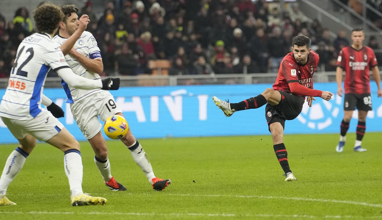 Striker AC Milan, Christian Pulisic (kanan) melepaskan tendangan yang berusaha diblok dua pemain Atalanta pada laga perempatfinal Coppa Italia 2023/2024 di San Siro Stadium, Milan, Kamis (11/1/2024) dini hari WIB. (AP Photo/Luca Bruno)