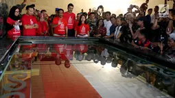 Gubernur DKI Jakarta Djarot Saiful Hidayat menyempatkan diri melihat Bendera Pusaka Merah Putih saat meresmikan wajah baru di kawasan Monas Jakarta, Sabtu malam (12/8). (Liputan6.com/Johan Tallo)