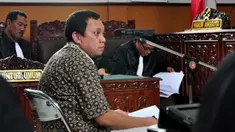  Pengadilan Agama Jakarta Utara menjawab kabar tentang terpidana kasus penggelapan pajak dan rekening gendut Gayus Tambunan keluar dari Lapas Sukamiskin, Bandung, Jawa Barat. Mantan pegawai Ditjen Pajak itu disebut tengah menghadiri sidang gugatan cerai y