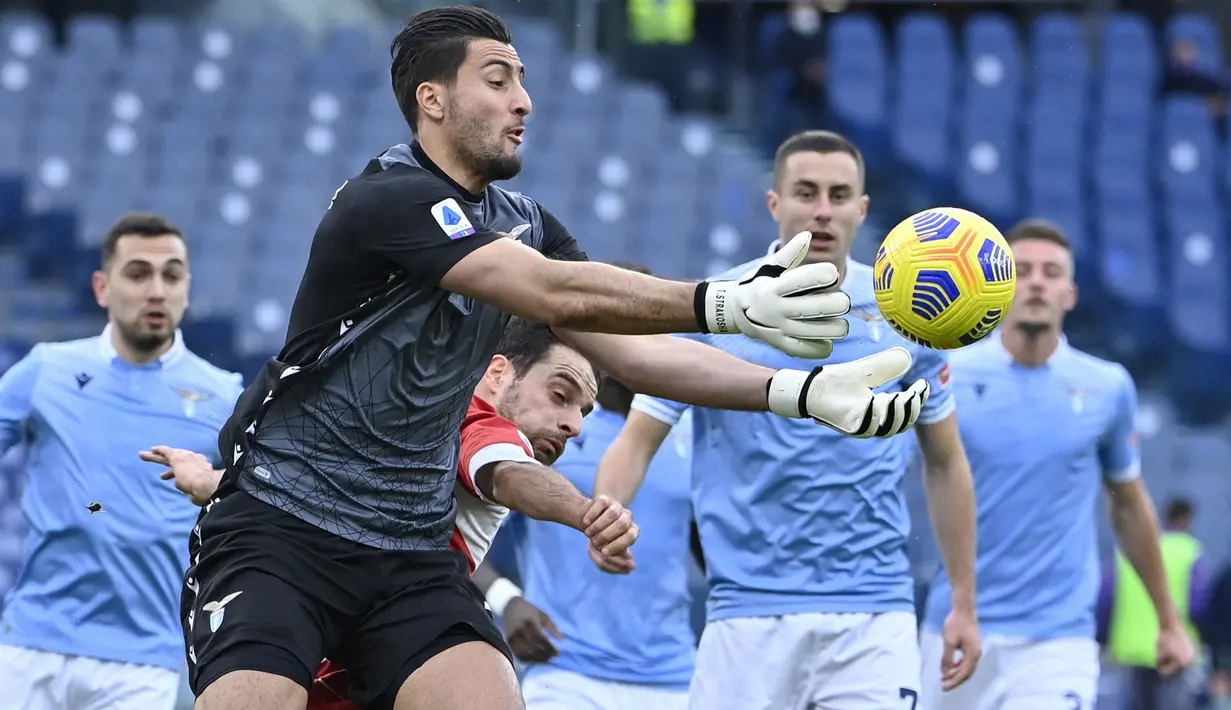 Thomas Strakosha merupakan kiper andalan Simone Inzaghi ketika menukangi Lazio. Kiper asal Albania tersebut tercatat telah berkostum le Aquile sejak 2012 silam. Pada musim lalu, Strakosha harus kehilangan posisinya sebagai kiper utama. Pelatih baru Lazio, Maurizio Sarri lebih mempercayakan gawang timnya kepada Pepe Reina. Kontraknya yang habis pada musim panas 2022 ini juga tak diperpanjang. Alhasil, sang pemain dilepas ke klub Liga Inggris, Brentford dengan durasi kontrak selama empat tahun. (AFP/Alberto Pizzoli)