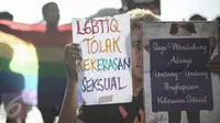 Seorang peserta aksi memperlihatkan poster berisi peduli kekerasan seksual di Bundaran HI, Jakarta, Minggu (15/5). Mereka berharap DPR segera menyelesaikan rancangan undang-undang Penghentian Kekerasan Seksual (RUU PKS). (Liputan6.com/Faizal Fanani)