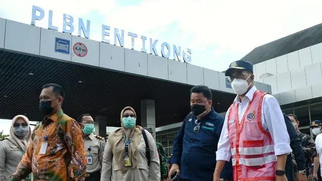 Menteri Perhubungan Budi Karya Sumadi bersama Ketua Komisi V DPR RI Lasarus pada Minggu (19/9), meninjau Pos Lintas Batas Negara (PLBN) Aruk dan Entikong di Kalimantan Barat. (Dok Kemenhub)
