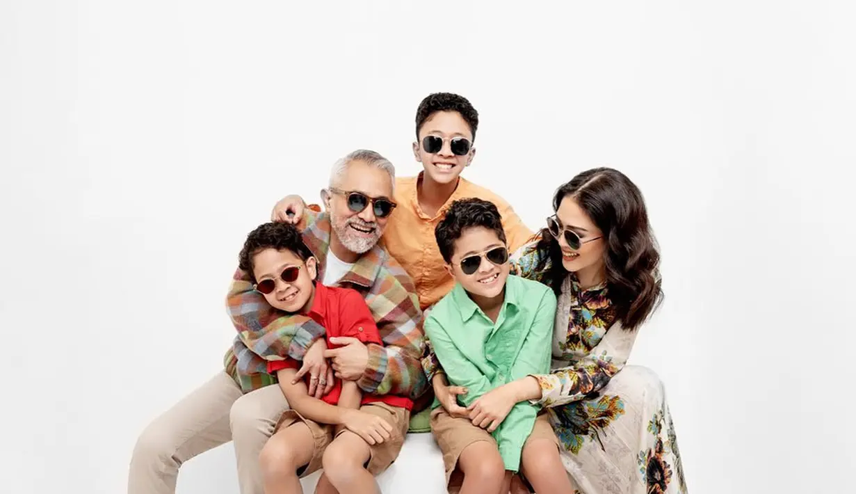 Di foto lainnya yang berwarna, gaya kasual keluarga ini juga menarik untuk disimak. [Foto: Instagram/lukmansrd]