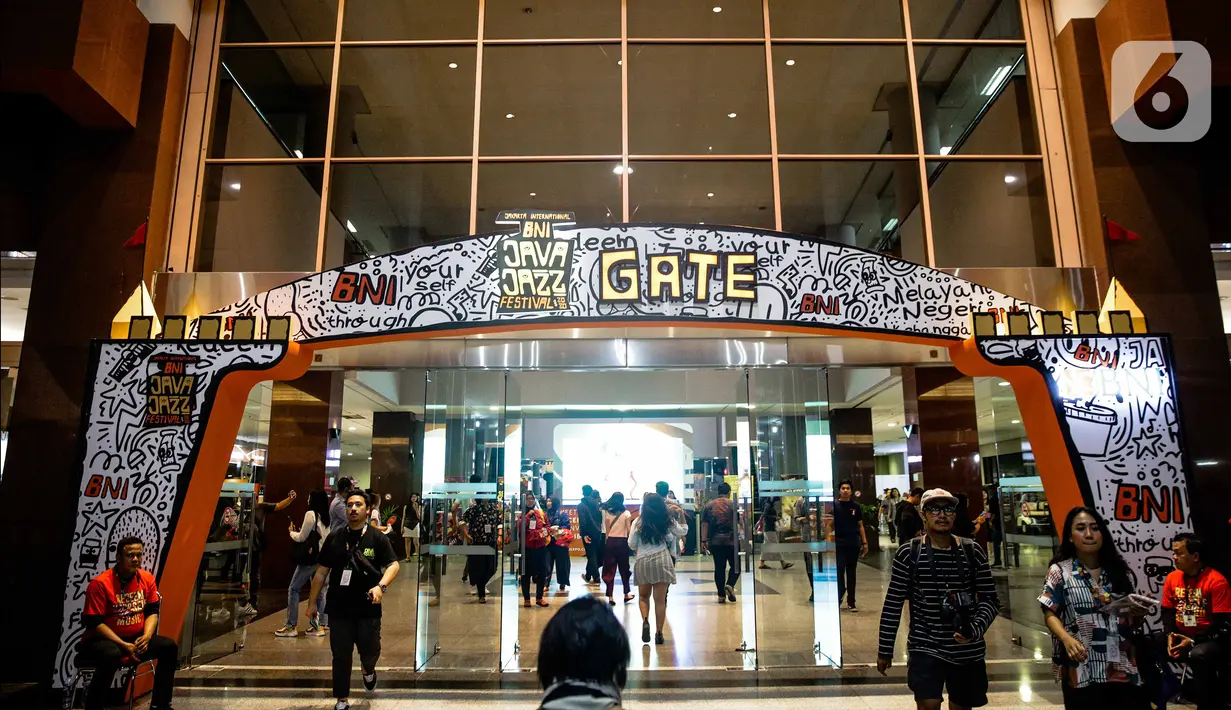 Suasana pintu masuk Java Jazz Festival 2020 di JIexpo Kemayoran, Jakarta, Jumat (28/2/2020). Java Jazz Festival 2020 menghadirkan sederet musisi dalam dan luar negeri yang diselenggarakan hingga 1 Maret 2020. (Liputan6.com/Faizal Fanani)