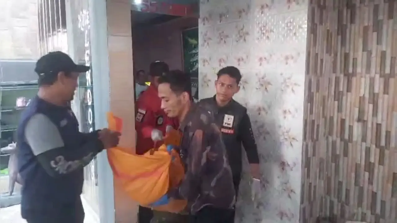 Dokter forensik RS Bhayangkara Polda Sumsel, dr. Indra Nasution, saat menjelaskan kondisi jasad korban AP yang mengalami kekerasan fisik