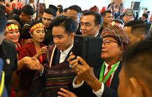 VIDEO: Momen Gibran Diundang Eks Politisi Senior PDIP, Sekabupaten Datang "Artinya Apa, Matahari?"