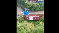 Video viral perlihatkan detik-detik kecelakaan bus di Guci, Slawi, Jawa Tengah. (Twitter @Nurdyanto21)