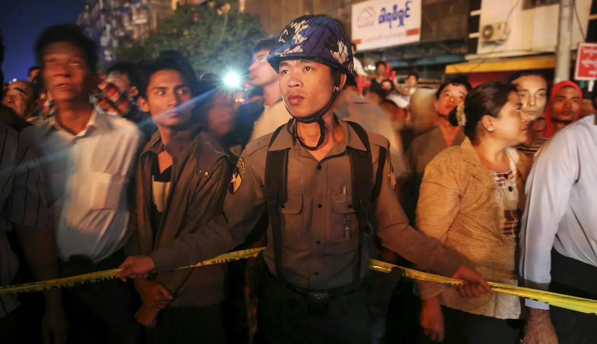 Polisi berjaga di sekitar lokasi kebakaran di pasar Minglar di Yangon, Myanmar, Sabtu (9/1/2016). Penyebab kebakaran masih dalam penyelidikan . (Reuters/Soe Zeya Tun)