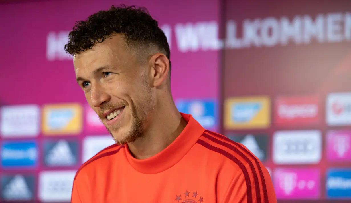 Gelandang baru Bayern Munchen, Ivan Perisic tersenyum saat konferensi pers pengenalan dirinya di Munich, Jerman (14/8/2019). Perisic memiliki opsi permanen yang bisa diaktifkan Bayern, jika mau membayar 30 juta euro (sekitar Rp476,3 miliar) kepada Inter Milan. (AFP Photo/Daniel Kopatsch)