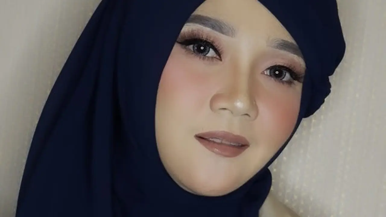 Lama Tak Muncul di Layar Kaca, Ini 6 Potret Terbaru Sulis dengan Makeup Tebal
