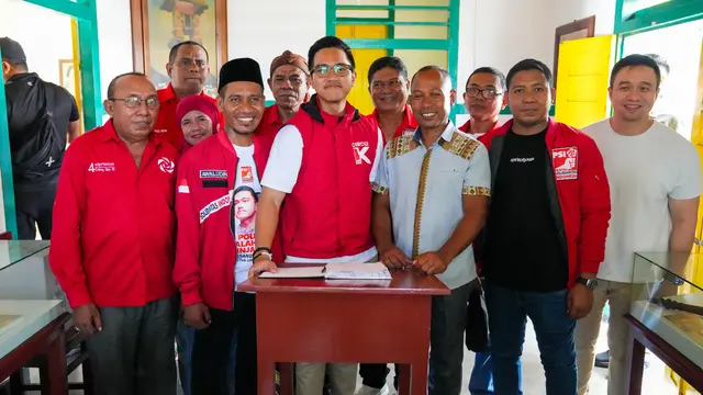 Ketua Umum (Ketum) Partai Solidaritas Indonesia (PSI) Kaesang Pangarep saat berkunjung ke situs sejarah Kabupaten Ende, Nusa Tenggara Timur (NTT).