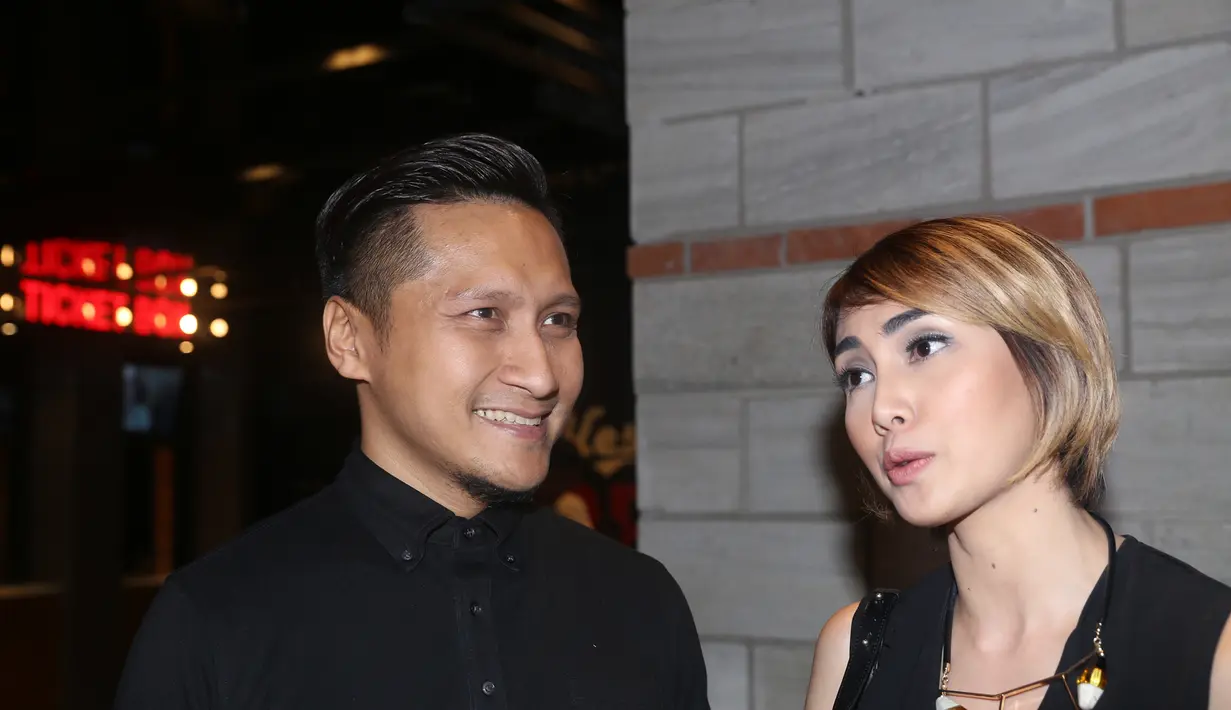 "Anak-anak tuh maunya ke tempat yang belum pernah didatengin. Mereka lihat di internet, kaya misalnya ada tempat Ben10 di Thailand, macem-macem. Kalau mereka nilainya bagus kita kasih hadiah, ya ajak jalan-jalan," jelas Arie. (Andy Masela/Bintang.com)