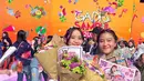 Saat malam grand final, Sybil tampil anggun dengan mengenakan dress brokat berwarna hijau sage yang menonjolkan sisi feminin-nya. Rambutnya ditata dalam gaya updo yang rapi, memberikan kesan mewah dan dewasa. Penampilan ini menunjukkan transformasi Sybil dari gaya kasual selama karantina menjadi sosok elegan yang memesona di malam puncak.  [@zaskiadyamecca].