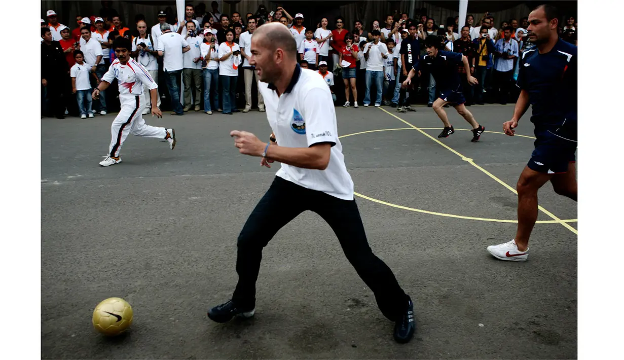  Zinedine Zidane, saat menggiring bola pada pertandingan melawan selebriti Indonesia di Jakarta, Indonesia, (08/07/2007). Zidane melakukan tur ke Indonesia guna mempromosikan sepak bola untuk anak-anak. (EPA/Jurnasyanto Sukarno)