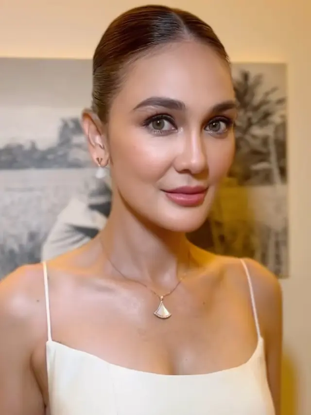 MUA Ryan Ogilvy Dibalik Riasan Wajah Flawless Luna Maya di Resepsi Pernikahan. [@ryanogilvy]
