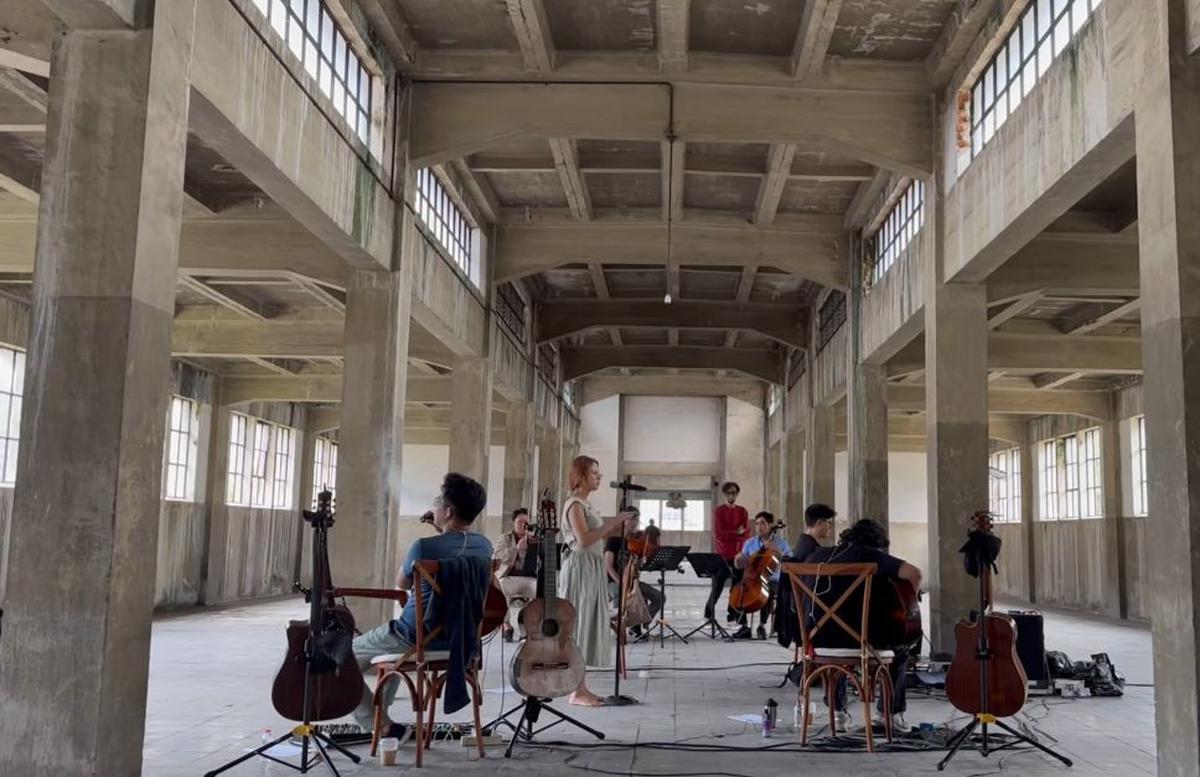 Nadin Amizah Jalani Rehearsal di Gedung Tua, Kisah Persiapan Showcase yang Sarat Makna