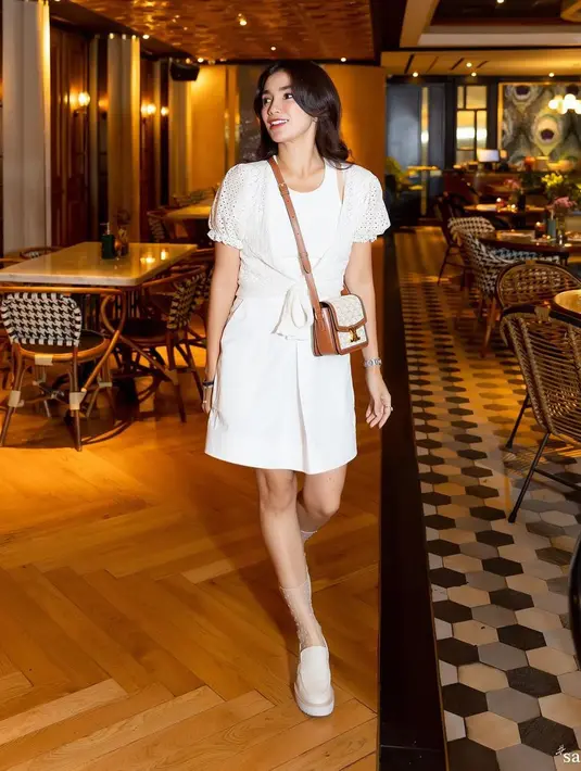 Kerap memamerkan gaya mirip ABG, kali ini Ussy Sulistiowati disebut sebagai anak kuliahan [@ussypratama]