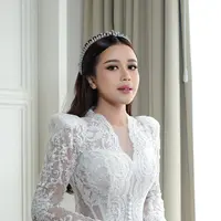 Pada momen pemberkatan pernikahannya, penyanyi jebolan Indonesian Idol itu tampil dengan kecantikan natural yang dibuat begitu flawless, hasil tangan makeup artist @loritayoung_mua yang menjadi yang sudah menemaninya selama lima tahun. [@loritayoung_mua].