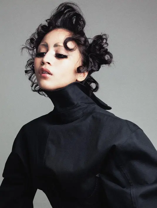 <p>Foto Lutesha yang satu ini juga tentu menarik untuk dibahas, bukan? Bergaya Victorian, Lutesha memesona, mulai dari pilihan outfit turtleneck lengkap dengan sarung tangan dan belt besar di bagian perut, makeup bold yang menonjolkan area mata dengan bulu mata super lentik, dan tatanan rambut keriting. Foto: Instagram.</p>