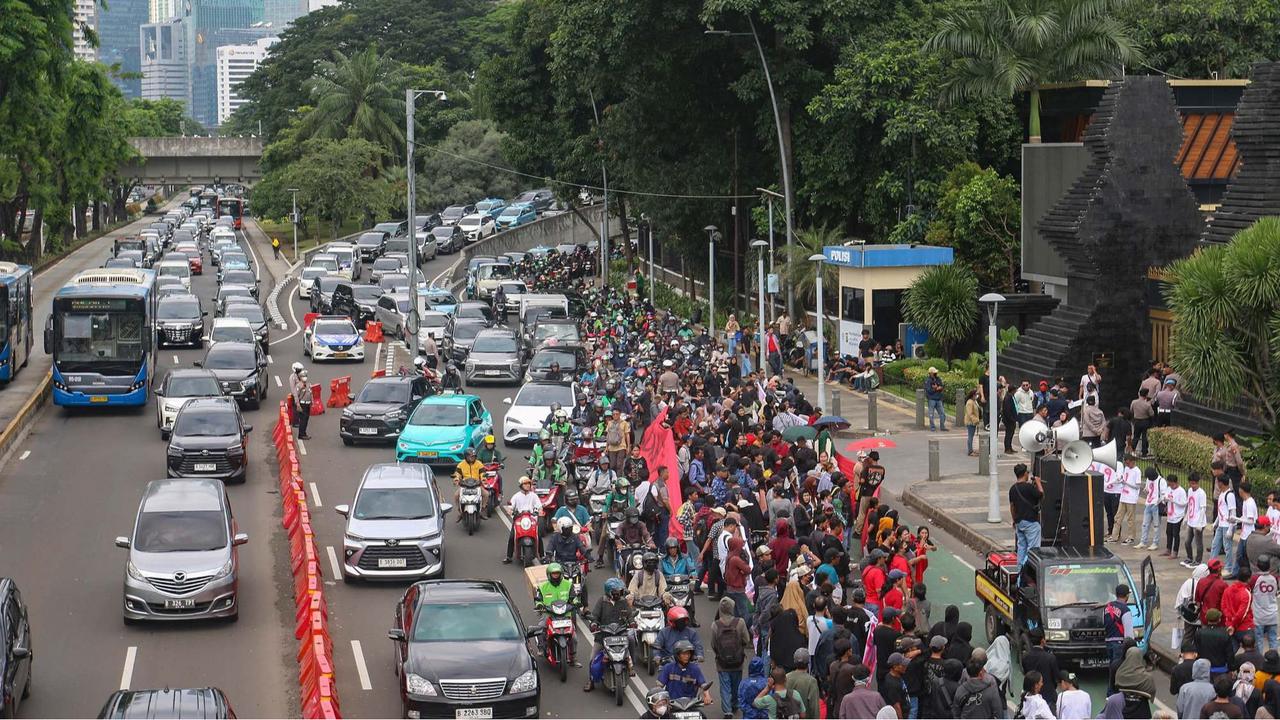 Aksi pengunjuk rasa tuntut polisi adili Jokowi